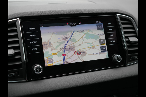 Škoda Karoq 1.0 TSI Style DSG116pk Dealer O.H. | Trekhaak Af Fabriek | Panodak | Camera | Apple Carplay | Sportstoelen Verwarmd  | Navigatie | Keyless | Cruise Control | DAB |