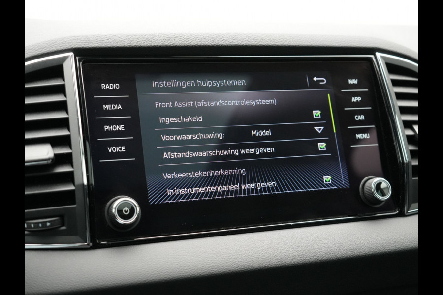 Škoda Karoq 1.0 TSI Style DSG116pk Dealer O.H. | Trekhaak Af Fabriek | Panodak | Camera | Apple Carplay | Sportstoelen Verwarmd  | Navigatie | Keyless | Cruise Control | DAB |