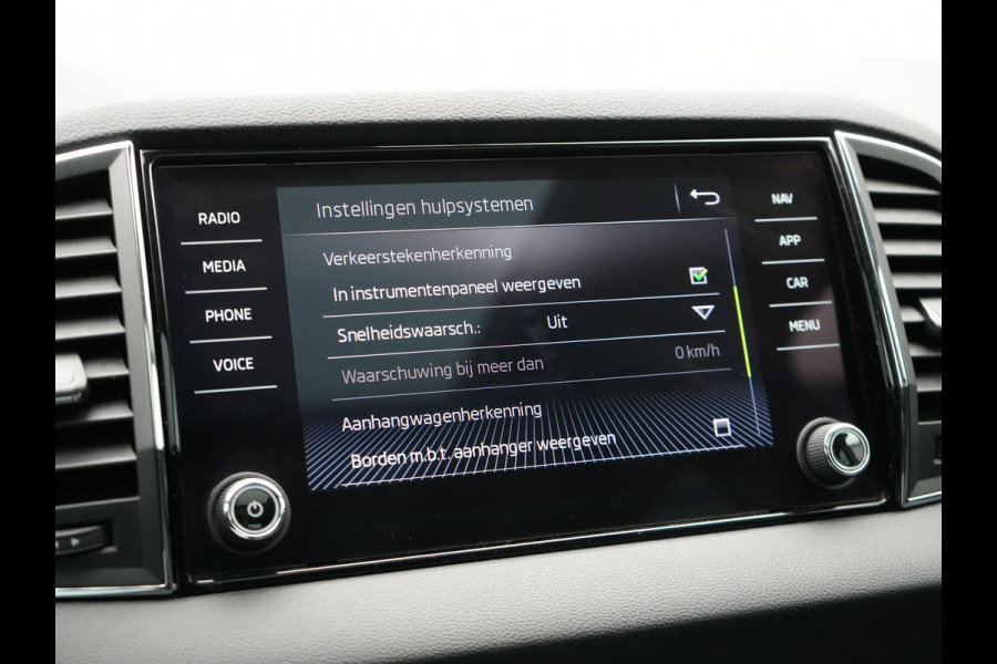 Škoda Karoq 1.0 TSI Style DSG116pk Dealer O.H. | Trekhaak Af Fabriek | Panodak | Camera | Apple Carplay | Sportstoelen Verwarmd  | Navigatie | Keyless | Cruise Control | DAB |