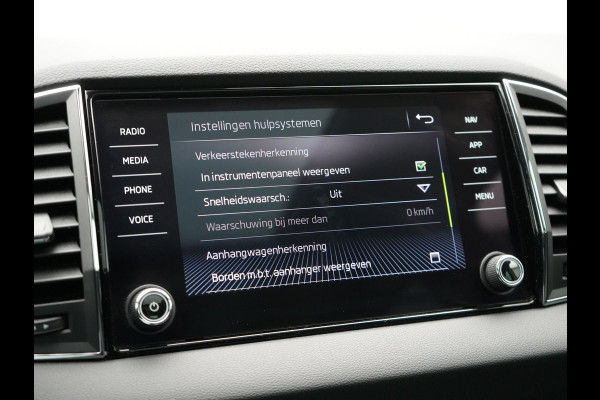 Škoda Karoq 1.0 TSI Style DSG116pk Dealer O.H. | Trekhaak Af Fabriek | Panodak | Camera | Apple Carplay | Sportstoelen Verwarmd  | Navigatie | Keyless | Cruise Control | DAB |