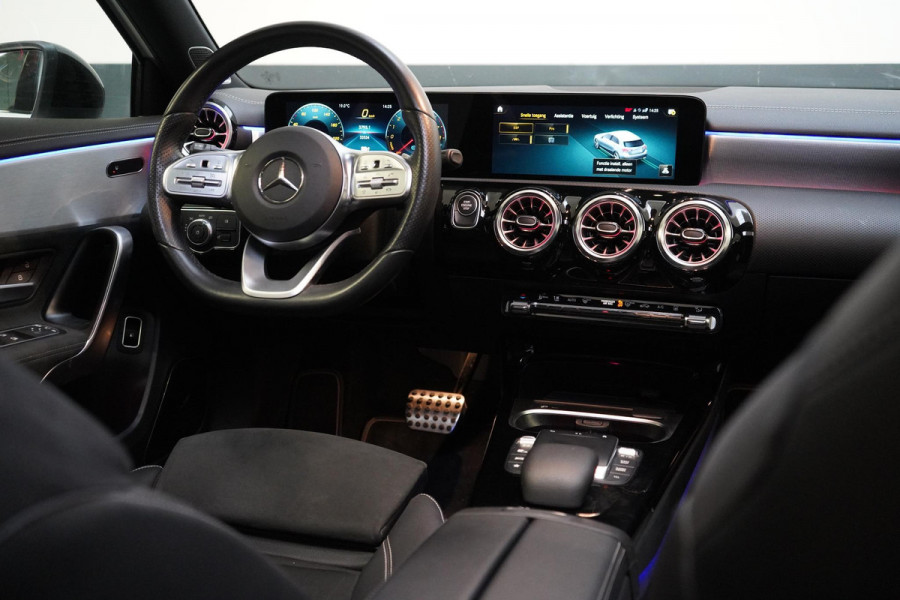 Mercedes-Benz A-Klasse 250 e | AMG Pakket | Panoramadak | Sportstoelen | Sfeerverlichting