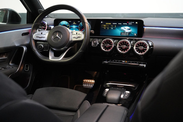 Mercedes-Benz A-Klasse 250 e | AMG Pakket | Panoramadak | Sportstoelen | Sfeerverlichting
