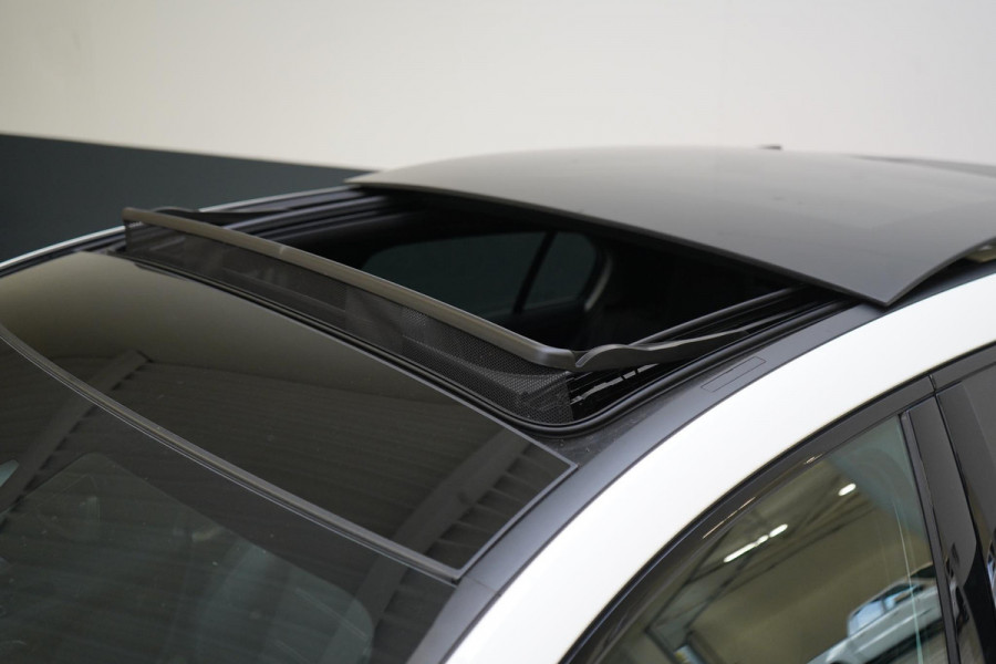 Mercedes-Benz A-Klasse 250 e | AMG Pakket | Panoramadak | Sportstoelen | Sfeerverlichting