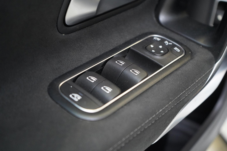 Mercedes-Benz A-Klasse 250 e | AMG Pakket | Panoramadak | Sportstoelen | Sfeerverlichting