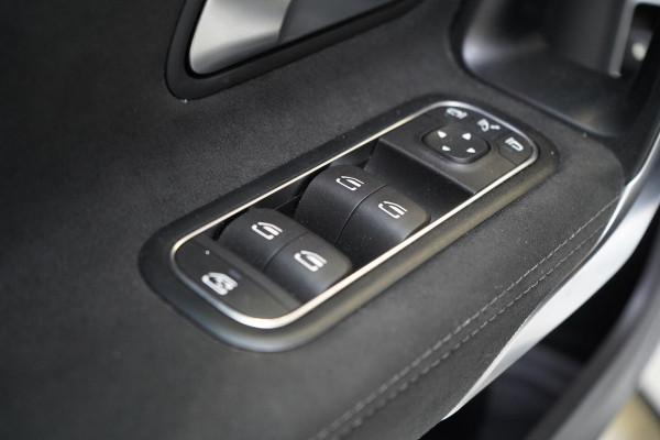 Mercedes-Benz A-Klasse 250 e | AMG Pakket | Panoramadak | Sportstoelen | Sfeerverlichting