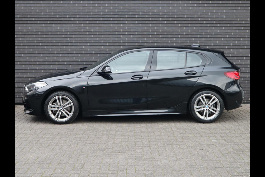 BMW 1-serie 118i High Executive M Sport Pakket Automaat / Live Cockpit Professional / Leder / Hifi / Stoelverwarming / 17 Inch / Adaptieve LED-koplamp / DAB / Parkeersensoren / Lichtpakket