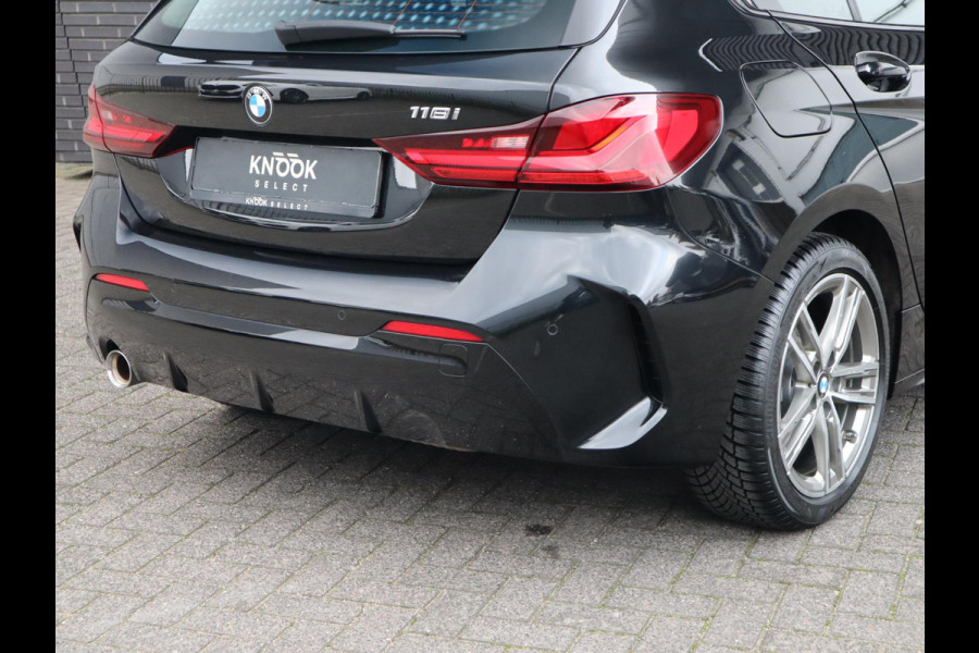 BMW 1-serie 118i High Executive M Sport Pakket Automaat / Live Cockpit Professional / Leder / Hifi / Stoelverwarming / 17 Inch / Adaptieve LED-koplamp / DAB / Parkeersensoren / Lichtpakket
