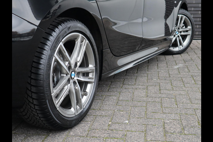 BMW 1-serie 118i High Executive M Sport Pakket Automaat / Live Cockpit Professional / Leder / Hifi / Stoelverwarming / 17 Inch / Adaptieve LED-koplamp / DAB / Parkeersensoren / Lichtpakket