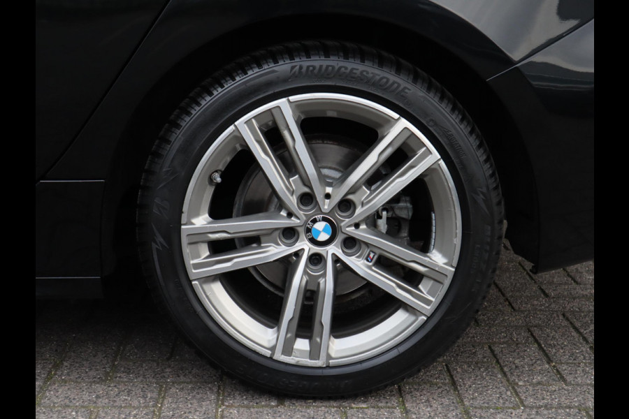 BMW 1-serie 118i High Executive M Sport Pakket Automaat / Live Cockpit Professional / Leder / Hifi / Stoelverwarming / 17 Inch / Adaptieve LED-koplamp / DAB / Parkeersensoren / Lichtpakket