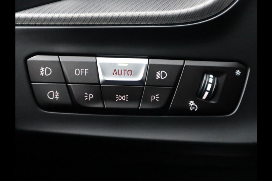 BMW 1-serie 118i High Executive M Sport Pakket Automaat / Live Cockpit Professional / Leder / Hifi / Stoelverwarming / 17 Inch / Adaptieve LED-koplamp / DAB / Parkeersensoren / Lichtpakket