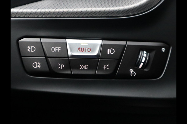 BMW 1-serie 118i High Executive M Sport Pakket Automaat / Live Cockpit Professional / Leder / Hifi / Stoelverwarming / 17 Inch / Adaptieve LED-koplamp / DAB / Parkeersensoren / Lichtpakket