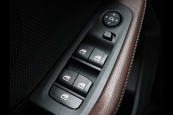 BMW 1-serie 118i High Executive M Sport Pakket Automaat / Live Cockpit Professional / Leder / Hifi / Stoelverwarming / 17 Inch / Adaptieve LED-koplamp / DAB / Parkeersensoren / Lichtpakket