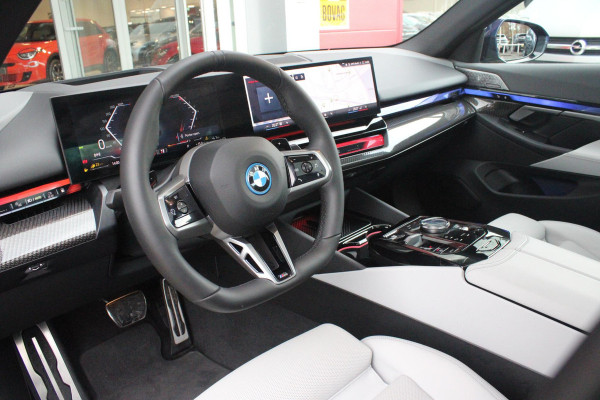 BMW 5 Serie 550e 490PK xDRIVE | ICONIC GLOW GRILL | PANORAMA DAK | MEESTURENDE ACHTERAS | STUUR VERWARMING | M SPORT PAKKET PRO | 20" LICHTMETALEN VELGEN | ZONNESCHERM ACHTERRUIT ELEKTRISCH | INTERIEURLIJSTEN M DONKERZILVER/CARBON FIBER | BOWERS & WILKINS AUDIO SYSTEM | DRIVING ASSISTANT PLUS | SHADOW LINE | INNOVATIE PAKKET | TRAVEL PAKKET | COMFORT PAKKET (AUTOMATISCHE AIRCONDITIONING 4 ZONES MET AUTOMATISCHE LUCHTCIRCULATIEFUNCTIE, STOELVERWARMING VOOR + ACHTER, STOELEN ELEKTRISCH VERSTELBAAR MET MEMORY, ACTIEVE STOELVENTILATIE VOOR) | BMW INDIVIDUAL LEER MERINO SILVERSTONE/ATL