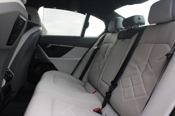 BMW 5 Serie 550e 490PK xDRIVE | ICONIC GLOW GRILL | PANORAMA DAK | MEESTURENDE ACHTERAS | STUUR VERWARMING | M SPORT PAKKET PRO | 20" LICHTMETALEN VELGEN | ZONNESCHERM ACHTERRUIT ELEKTRISCH | INTERIEURLIJSTEN M DONKERZILVER/CARBON FIBER | BOWERS & WILKINS AUDIO SYSTEM | DRIVING ASSISTANT PLUS | SHADOW LINE | INNOVATIE PAKKET | TRAVEL PAKKET | COMFORT PAKKET (AUTOMATISCHE AIRCONDITIONING 4 ZONES MET AUTOMATISCHE LUCHTCIRCULATIEFUNCTIE, STOELVERWARMING VOOR + ACHTER, STOELEN ELEKTRISCH VERSTELBAAR MET MEMORY, ACTIEVE STOELVENTILATIE VOOR) | BMW INDIVIDUAL LEER MERINO SILVERSTONE/ATL