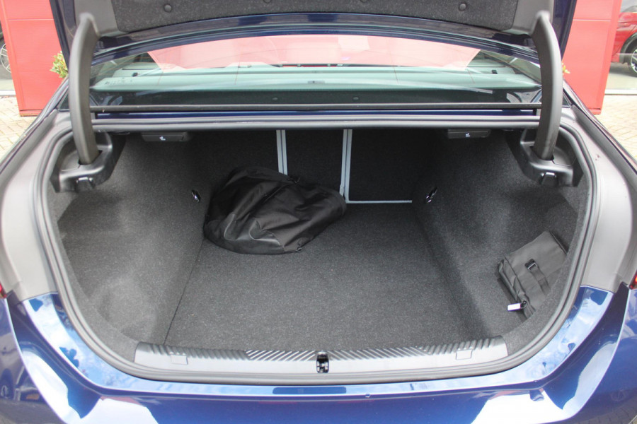 BMW 5 Serie 550e 490PK xDRIVE | ICONIC GLOW GRILL | PANORAMA DAK | MEESTURENDE ACHTERAS | STUUR VERWARMING | M SPORT PAKKET PRO | 20" LICHTMETALEN VELGEN | ZONNESCHERM ACHTERRUIT ELEKTRISCH | INTERIEURLIJSTEN M DONKERZILVER/CARBON FIBER | BOWERS & WILKINS AUDIO SYSTEM | DRIVING ASSISTANT PLUS | SHADOW LINE | INNOVATIE PAKKET | TRAVEL PAKKET | COMFORT PAKKET (AUTOMATISCHE AIRCONDITIONING 4 ZONES MET AUTOMATISCHE LUCHTCIRCULATIEFUNCTIE, STOELVERWARMING VOOR + ACHTER, STOELEN ELEKTRISCH VERSTELBAAR MET MEMORY, ACTIEVE STOELVENTILATIE VOOR) | BMW INDIVIDUAL LEER MERINO SILVERSTONE/ATL