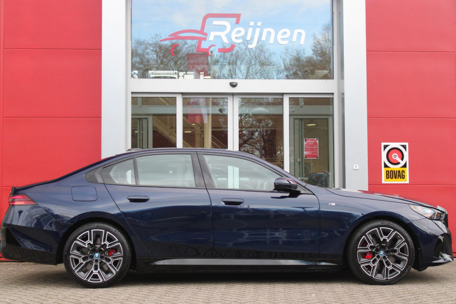 BMW 5 Serie 550e 490PK xDRIVE | ICONIC GLOW GRILL | PANORAMA DAK | MEESTURENDE ACHTERAS | STUUR VERWARMING | M SPORT PAKKET PRO | 20" LICHTMETALEN VELGEN | ZONNESCHERM ACHTERRUIT ELEKTRISCH | INTERIEURLIJSTEN M DONKERZILVER/CARBON FIBER | BOWERS & WILKINS AUDIO SYSTEM | DRIVING ASSISTANT PLUS | SHADOW LINE | INNOVATIE PAKKET | TRAVEL PAKKET | COMFORT PAKKET (AUTOMATISCHE AIRCONDITIONING 4 ZONES MET AUTOMATISCHE LUCHTCIRCULATIEFUNCTIE, STOELVERWARMING VOOR + ACHTER, STOELEN ELEKTRISCH VERSTELBAAR MET MEMORY, ACTIEVE STOELVENTILATIE VOOR) | BMW INDIVIDUAL LEER MERINO SILVERSTONE/ATL