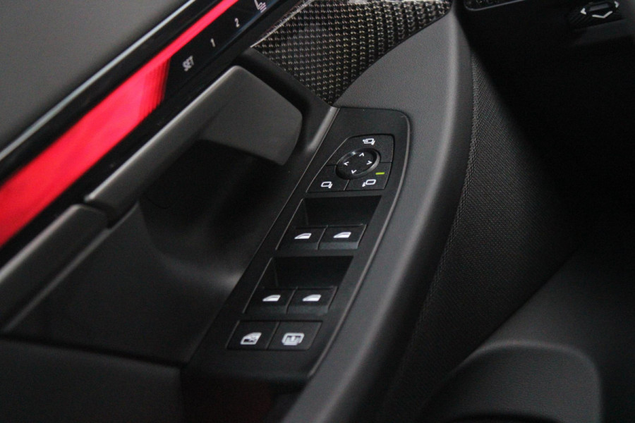 BMW 5 Serie 550e 490PK xDRIVE | ICONIC GLOW GRILL | PANORAMA DAK | MEESTURENDE ACHTERAS | STUUR VERWARMING | M SPORT PAKKET PRO | 20" LICHTMETALEN VELGEN | ZONNESCHERM ACHTERRUIT ELEKTRISCH | INTERIEURLIJSTEN M DONKERZILVER/CARBON FIBER | BOWERS & WILKINS AUDIO SYSTEM | DRIVING ASSISTANT PLUS | SHADOW LINE | INNOVATIE PAKKET | TRAVEL PAKKET | COMFORT PAKKET (AUTOMATISCHE AIRCONDITIONING 4 ZONES MET AUTOMATISCHE LUCHTCIRCULATIEFUNCTIE, STOELVERWARMING VOOR + ACHTER, STOELEN ELEKTRISCH VERSTELBAAR MET MEMORY, ACTIEVE STOELVENTILATIE VOOR) | BMW INDIVIDUAL LEER MERINO SILVERSTONE/ATL