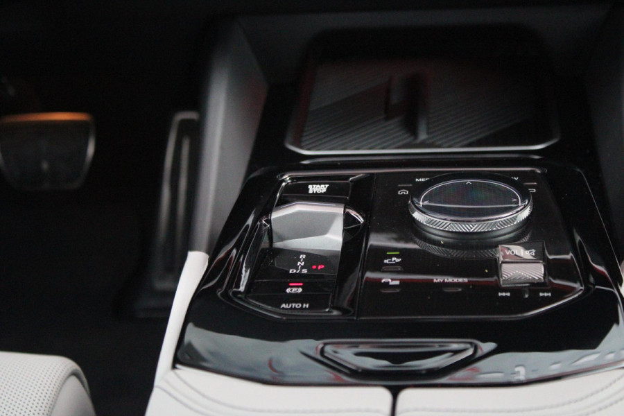 BMW 5 Serie 550e 490PK xDRIVE | ICONIC GLOW GRILL | PANORAMA DAK | MEESTURENDE ACHTERAS | STUUR VERWARMING | M SPORT PAKKET PRO | 20" LICHTMETALEN VELGEN | ZONNESCHERM ACHTERRUIT ELEKTRISCH | INTERIEURLIJSTEN M DONKERZILVER/CARBON FIBER | BOWERS & WILKINS AUDIO SYSTEM | DRIVING ASSISTANT PLUS | SHADOW LINE | INNOVATIE PAKKET | TRAVEL PAKKET | COMFORT PAKKET (AUTOMATISCHE AIRCONDITIONING 4 ZONES MET AUTOMATISCHE LUCHTCIRCULATIEFUNCTIE, STOELVERWARMING VOOR + ACHTER, STOELEN ELEKTRISCH VERSTELBAAR MET MEMORY, ACTIEVE STOELVENTILATIE VOOR) | BMW INDIVIDUAL LEER MERINO SILVERSTONE/ATL