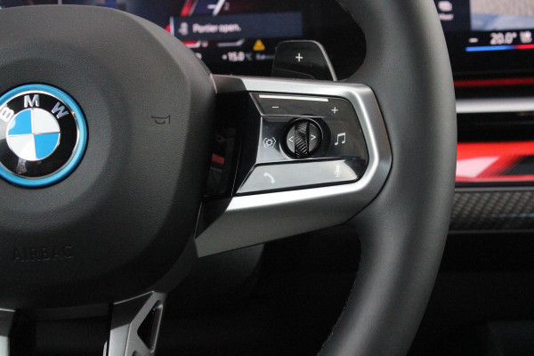 BMW 5 Serie 550e 490PK xDRIVE | ICONIC GLOW GRILL | PANORAMA DAK | MEESTURENDE ACHTERAS | STUUR VERWARMING | M SPORT PAKKET PRO | 20" LICHTMETALEN VELGEN | ZONNESCHERM ACHTERRUIT ELEKTRISCH | INTERIEURLIJSTEN M DONKERZILVER/CARBON FIBER | BOWERS & WILKINS AUDIO SYSTEM | DRIVING ASSISTANT PLUS | SHADOW LINE | INNOVATIE PAKKET | TRAVEL PAKKET | COMFORT PAKKET (AUTOMATISCHE AIRCONDITIONING 4 ZONES MET AUTOMATISCHE LUCHTCIRCULATIEFUNCTIE, STOELVERWARMING VOOR + ACHTER, STOELEN ELEKTRISCH VERSTELBAAR MET MEMORY, ACTIEVE STOELVENTILATIE VOOR) | BMW INDIVIDUAL LEER MERINO SILVERSTONE/ATL