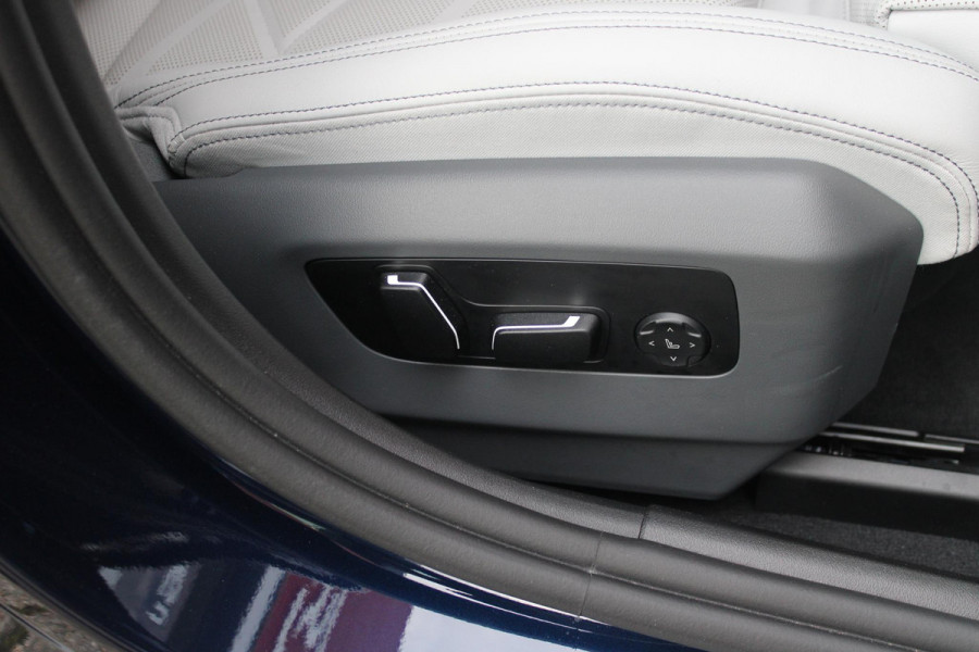 BMW 5 Serie 550e 490PK xDRIVE | ICONIC GLOW GRILL | PANORAMA DAK | MEESTURENDE ACHTERAS | STUUR VERWARMING | M SPORT PAKKET PRO | 20" LICHTMETALEN VELGEN | ZONNESCHERM ACHTERRUIT ELEKTRISCH | INTERIEURLIJSTEN M DONKERZILVER/CARBON FIBER | BOWERS & WILKINS AUDIO SYSTEM | DRIVING ASSISTANT PLUS | SHADOW LINE | INNOVATIE PAKKET | TRAVEL PAKKET | COMFORT PAKKET (AUTOMATISCHE AIRCONDITIONING 4 ZONES MET AUTOMATISCHE LUCHTCIRCULATIEFUNCTIE, STOELVERWARMING VOOR + ACHTER, STOELEN ELEKTRISCH VERSTELBAAR MET MEMORY, ACTIEVE STOELVENTILATIE VOOR) | BMW INDIVIDUAL LEER MERINO SILVERSTONE/ATL