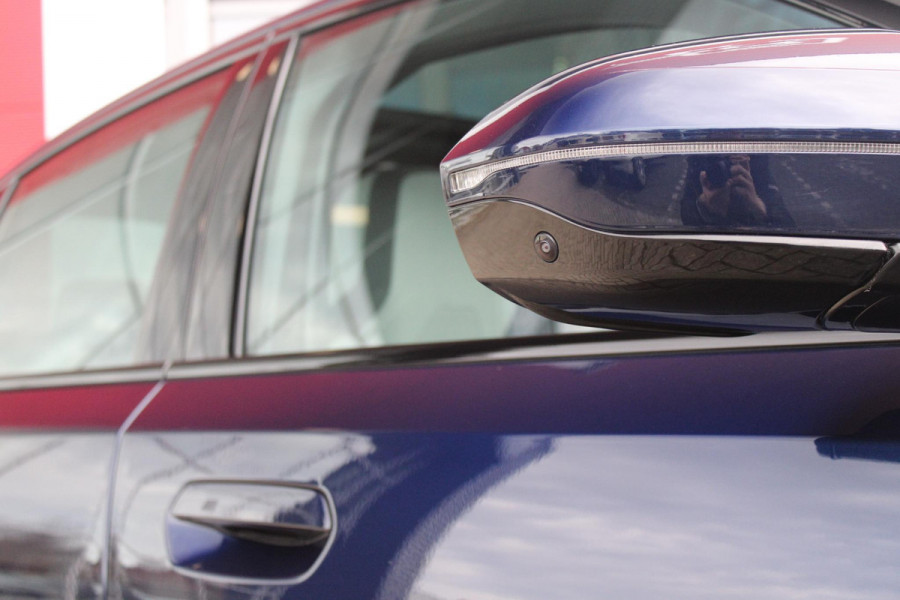 BMW 5 Serie 550e 490PK xDRIVE | ICONIC GLOW GRILL | PANORAMA DAK | MEESTURENDE ACHTERAS | STUUR VERWARMING | M SPORT PAKKET PRO | 20" LICHTMETALEN VELGEN | ZONNESCHERM ACHTERRUIT ELEKTRISCH | INTERIEURLIJSTEN M DONKERZILVER/CARBON FIBER | BOWERS & WILKINS AUDIO SYSTEM | DRIVING ASSISTANT PLUS | SHADOW LINE | INNOVATIE PAKKET | TRAVEL PAKKET | COMFORT PAKKET (AUTOMATISCHE AIRCONDITIONING 4 ZONES MET AUTOMATISCHE LUCHTCIRCULATIEFUNCTIE, STOELVERWARMING VOOR + ACHTER, STOELEN ELEKTRISCH VERSTELBAAR MET MEMORY, ACTIEVE STOELVENTILATIE VOOR) | BMW INDIVIDUAL LEER MERINO SILVERSTONE/ATL