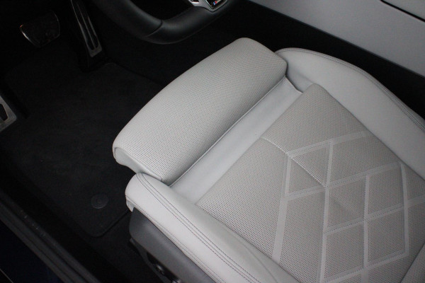 BMW 5 Serie 550e 490PK xDRIVE | ICONIC GLOW GRILL | PANORAMA DAK | MEESTURENDE ACHTERAS | STUUR VERWARMING | M SPORT PAKKET PRO | 20" LICHTMETALEN VELGEN | ZONNESCHERM ACHTERRUIT ELEKTRISCH | INTERIEURLIJSTEN M DONKERZILVER/CARBON FIBER | BOWERS & WILKINS AUDIO SYSTEM | DRIVING ASSISTANT PLUS | SHADOW LINE | INNOVATIE PAKKET | TRAVEL PAKKET | COMFORT PAKKET (AUTOMATISCHE AIRCONDITIONING 4 ZONES MET AUTOMATISCHE LUCHTCIRCULATIEFUNCTIE, STOELVERWARMING VOOR + ACHTER, STOELEN ELEKTRISCH VERSTELBAAR MET MEMORY, ACTIEVE STOELVENTILATIE VOOR) | BMW INDIVIDUAL LEER MERINO SILVERSTONE/ATL