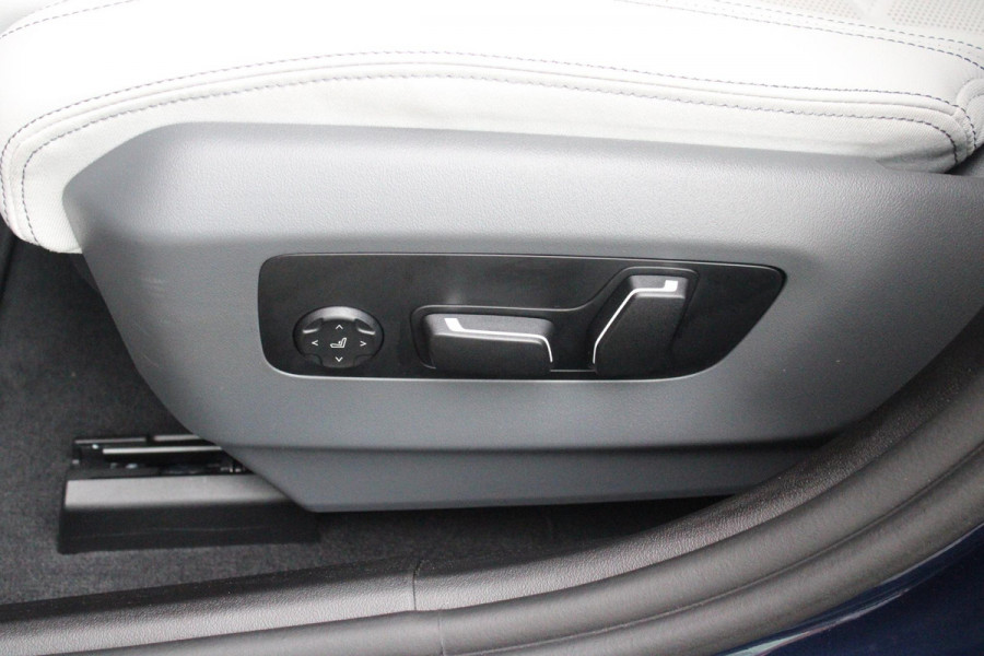 BMW 5 Serie 550e 490PK xDRIVE | ICONIC GLOW GRILL | PANORAMA DAK | MEESTURENDE ACHTERAS | STUUR VERWARMING | M SPORT PAKKET PRO | 20" LICHTMETALEN VELGEN | ZONNESCHERM ACHTERRUIT ELEKTRISCH | INTERIEURLIJSTEN M DONKERZILVER/CARBON FIBER | BOWERS & WILKINS AUDIO SYSTEM | DRIVING ASSISTANT PLUS | SHADOW LINE | INNOVATIE PAKKET | TRAVEL PAKKET | COMFORT PAKKET (AUTOMATISCHE AIRCONDITIONING 4 ZONES MET AUTOMATISCHE LUCHTCIRCULATIEFUNCTIE, STOELVERWARMING VOOR + ACHTER, STOELEN ELEKTRISCH VERSTELBAAR MET MEMORY, ACTIEVE STOELVENTILATIE VOOR) | BMW INDIVIDUAL LEER MERINO SILVERSTONE/ATL