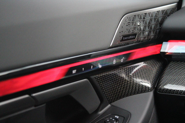 BMW 5 Serie 550e 490PK xDRIVE | ICONIC GLOW GRILL | PANORAMA DAK | MEESTURENDE ACHTERAS | STUUR VERWARMING | M SPORT PAKKET PRO | 20" LICHTMETALEN VELGEN | ZONNESCHERM ACHTERRUIT ELEKTRISCH | INTERIEURLIJSTEN M DONKERZILVER/CARBON FIBER | BOWERS & WILKINS AUDIO SYSTEM | DRIVING ASSISTANT PLUS | SHADOW LINE | INNOVATIE PAKKET | TRAVEL PAKKET | COMFORT PAKKET (AUTOMATISCHE AIRCONDITIONING 4 ZONES MET AUTOMATISCHE LUCHTCIRCULATIEFUNCTIE, STOELVERWARMING VOOR + ACHTER, STOELEN ELEKTRISCH VERSTELBAAR MET MEMORY, ACTIEVE STOELVENTILATIE VOOR) | BMW INDIVIDUAL LEER MERINO SILVERSTONE/ATL