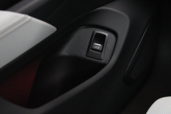 BMW 5 Serie 550e 490PK xDRIVE | ICONIC GLOW GRILL | PANORAMA DAK | MEESTURENDE ACHTERAS | STUUR VERWARMING | M SPORT PAKKET PRO | 20" LICHTMETALEN VELGEN | ZONNESCHERM ACHTERRUIT ELEKTRISCH | INTERIEURLIJSTEN M DONKERZILVER/CARBON FIBER | BOWERS & WILKINS AUDIO SYSTEM | DRIVING ASSISTANT PLUS | SHADOW LINE | INNOVATIE PAKKET | TRAVEL PAKKET | COMFORT PAKKET (AUTOMATISCHE AIRCONDITIONING 4 ZONES MET AUTOMATISCHE LUCHTCIRCULATIEFUNCTIE, STOELVERWARMING VOOR + ACHTER, STOELEN ELEKTRISCH VERSTELBAAR MET MEMORY, ACTIEVE STOELVENTILATIE VOOR) | BMW INDIVIDUAL LEER MERINO SILVERSTONE/ATL