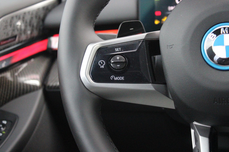 BMW 5 Serie 550e 490PK xDRIVE | ICONIC GLOW GRILL | PANORAMA DAK | MEESTURENDE ACHTERAS | STUUR VERWARMING | M SPORT PAKKET PRO | 20" LICHTMETALEN VELGEN | ZONNESCHERM ACHTERRUIT ELEKTRISCH | INTERIEURLIJSTEN M DONKERZILVER/CARBON FIBER | BOWERS & WILKINS AUDIO SYSTEM | DRIVING ASSISTANT PLUS | SHADOW LINE | INNOVATIE PAKKET | TRAVEL PAKKET | COMFORT PAKKET (AUTOMATISCHE AIRCONDITIONING 4 ZONES MET AUTOMATISCHE LUCHTCIRCULATIEFUNCTIE, STOELVERWARMING VOOR + ACHTER, STOELEN ELEKTRISCH VERSTELBAAR MET MEMORY, ACTIEVE STOELVENTILATIE VOOR) | BMW INDIVIDUAL LEER MERINO SILVERSTONE/ATL