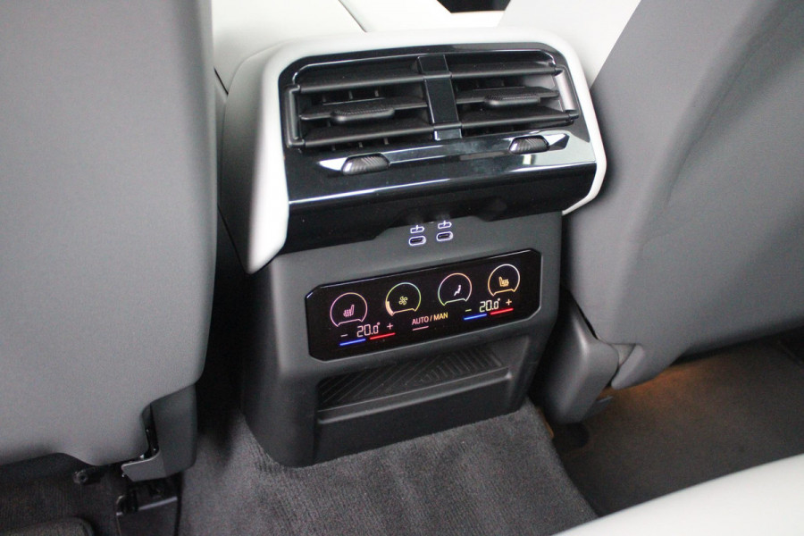 BMW 5 Serie 550e 490PK xDRIVE | ICONIC GLOW GRILL | PANORAMA DAK | MEESTURENDE ACHTERAS | STUUR VERWARMING | M SPORT PAKKET PRO | 20" LICHTMETALEN VELGEN | ZONNESCHERM ACHTERRUIT ELEKTRISCH | INTERIEURLIJSTEN M DONKERZILVER/CARBON FIBER | BOWERS & WILKINS AUDIO SYSTEM | DRIVING ASSISTANT PLUS | SHADOW LINE | INNOVATIE PAKKET | TRAVEL PAKKET | COMFORT PAKKET (AUTOMATISCHE AIRCONDITIONING 4 ZONES MET AUTOMATISCHE LUCHTCIRCULATIEFUNCTIE, STOELVERWARMING VOOR + ACHTER, STOELEN ELEKTRISCH VERSTELBAAR MET MEMORY, ACTIEVE STOELVENTILATIE VOOR) | BMW INDIVIDUAL LEER MERINO SILVERSTONE/ATL