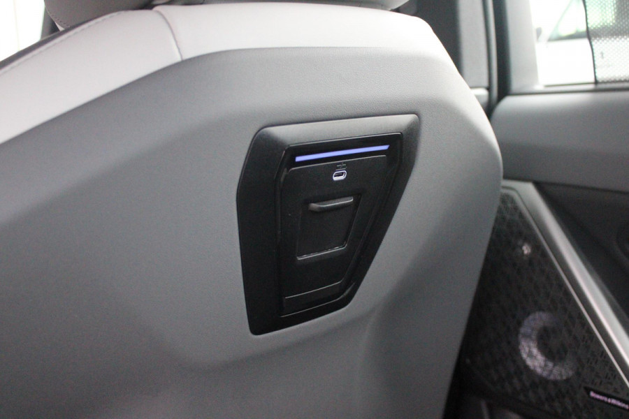 BMW 5 Serie 550e 490PK xDRIVE | ICONIC GLOW GRILL | PANORAMA DAK | MEESTURENDE ACHTERAS | STUUR VERWARMING | M SPORT PAKKET PRO | 20" LICHTMETALEN VELGEN | ZONNESCHERM ACHTERRUIT ELEKTRISCH | INTERIEURLIJSTEN M DONKERZILVER/CARBON FIBER | BOWERS & WILKINS AUDIO SYSTEM | DRIVING ASSISTANT PLUS | SHADOW LINE | INNOVATIE PAKKET | TRAVEL PAKKET | COMFORT PAKKET (AUTOMATISCHE AIRCONDITIONING 4 ZONES MET AUTOMATISCHE LUCHTCIRCULATIEFUNCTIE, STOELVERWARMING VOOR + ACHTER, STOELEN ELEKTRISCH VERSTELBAAR MET MEMORY, ACTIEVE STOELVENTILATIE VOOR) | BMW INDIVIDUAL LEER MERINO SILVERSTONE/ATL