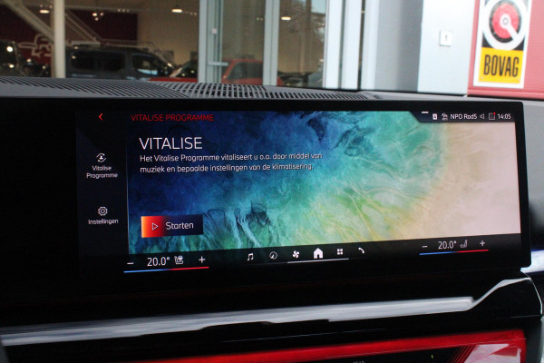 BMW 5 Serie 550e 490PK xDRIVE | ICONIC GLOW GRILL | PANORAMA DAK | MEESTURENDE ACHTERAS | STUUR VERWARMING | M SPORT PAKKET PRO | 20" LICHTMETALEN VELGEN | ZONNESCHERM ACHTERRUIT ELEKTRISCH | INTERIEURLIJSTEN M DONKERZILVER/CARBON FIBER | BOWERS & WILKINS AUDIO SYSTEM | DRIVING ASSISTANT PLUS | SHADOW LINE | INNOVATIE PAKKET | TRAVEL PAKKET | COMFORT PAKKET (AUTOMATISCHE AIRCONDITIONING 4 ZONES MET AUTOMATISCHE LUCHTCIRCULATIEFUNCTIE, STOELVERWARMING VOOR + ACHTER, STOELEN ELEKTRISCH VERSTELBAAR MET MEMORY, ACTIEVE STOELVENTILATIE VOOR) | BMW INDIVIDUAL LEER MERINO SILVERSTONE/ATL