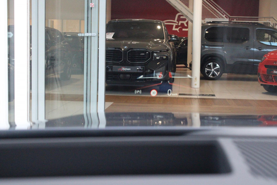 BMW 5 Serie 550e 490PK xDRIVE | ICONIC GLOW GRILL | PANORAMA DAK | MEESTURENDE ACHTERAS | STUUR VERWARMING | M SPORT PAKKET PRO | 20" LICHTMETALEN VELGEN | ZONNESCHERM ACHTERRUIT ELEKTRISCH | INTERIEURLIJSTEN M DONKERZILVER/CARBON FIBER | BOWERS & WILKINS AUDIO SYSTEM | DRIVING ASSISTANT PLUS | SHADOW LINE | INNOVATIE PAKKET | TRAVEL PAKKET | COMFORT PAKKET (AUTOMATISCHE AIRCONDITIONING 4 ZONES MET AUTOMATISCHE LUCHTCIRCULATIEFUNCTIE, STOELVERWARMING VOOR + ACHTER, STOELEN ELEKTRISCH VERSTELBAAR MET MEMORY, ACTIEVE STOELVENTILATIE VOOR) | BMW INDIVIDUAL LEER MERINO SILVERSTONE/ATL