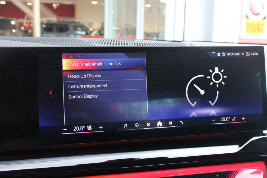 BMW 5 Serie 550e 490PK xDRIVE | ICONIC GLOW GRILL | PANORAMA DAK | MEESTURENDE ACHTERAS | STUUR VERWARMING | M SPORT PAKKET PRO | 20" LICHTMETALEN VELGEN | ZONNESCHERM ACHTERRUIT ELEKTRISCH | INTERIEURLIJSTEN M DONKERZILVER/CARBON FIBER | BOWERS & WILKINS AUDIO SYSTEM | DRIVING ASSISTANT PLUS | SHADOW LINE | INNOVATIE PAKKET | TRAVEL PAKKET | COMFORT PAKKET (AUTOMATISCHE AIRCONDITIONING 4 ZONES MET AUTOMATISCHE LUCHTCIRCULATIEFUNCTIE, STOELVERWARMING VOOR + ACHTER, STOELEN ELEKTRISCH VERSTELBAAR MET MEMORY, ACTIEVE STOELVENTILATIE VOOR) | BMW INDIVIDUAL LEER MERINO SILVERSTONE/ATL