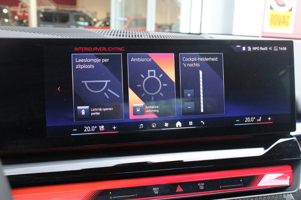 BMW 5 Serie 550e 490PK xDRIVE | ICONIC GLOW GRILL | PANORAMA DAK | MEESTURENDE ACHTERAS | STUUR VERWARMING | M SPORT PAKKET PRO | 20" LICHTMETALEN VELGEN | ZONNESCHERM ACHTERRUIT ELEKTRISCH | INTERIEURLIJSTEN M DONKERZILVER/CARBON FIBER | BOWERS & WILKINS AUDIO SYSTEM | DRIVING ASSISTANT PLUS | SHADOW LINE | INNOVATIE PAKKET | TRAVEL PAKKET | COMFORT PAKKET (AUTOMATISCHE AIRCONDITIONING 4 ZONES MET AUTOMATISCHE LUCHTCIRCULATIEFUNCTIE, STOELVERWARMING VOOR + ACHTER, STOELEN ELEKTRISCH VERSTELBAAR MET MEMORY, ACTIEVE STOELVENTILATIE VOOR) | BMW INDIVIDUAL LEER MERINO SILVERSTONE/ATL