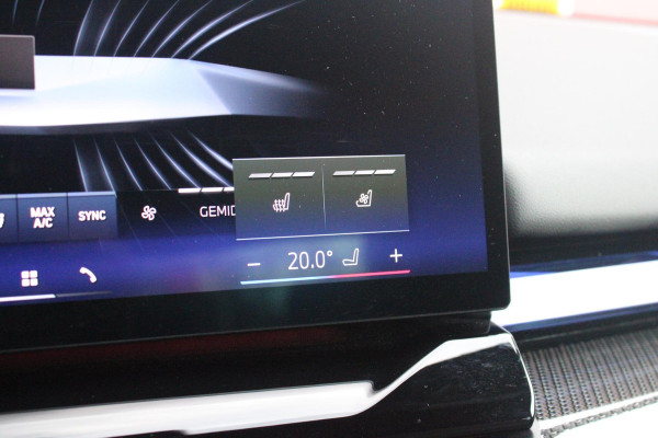 BMW 5 Serie 550e 490PK xDRIVE | ICONIC GLOW GRILL | PANORAMA DAK | MEESTURENDE ACHTERAS | STUUR VERWARMING | M SPORT PAKKET PRO | 20" LICHTMETALEN VELGEN | ZONNESCHERM ACHTERRUIT ELEKTRISCH | INTERIEURLIJSTEN M DONKERZILVER/CARBON FIBER | BOWERS & WILKINS AUDIO SYSTEM | DRIVING ASSISTANT PLUS | SHADOW LINE | INNOVATIE PAKKET | TRAVEL PAKKET | COMFORT PAKKET (AUTOMATISCHE AIRCONDITIONING 4 ZONES MET AUTOMATISCHE LUCHTCIRCULATIEFUNCTIE, STOELVERWARMING VOOR + ACHTER, STOELEN ELEKTRISCH VERSTELBAAR MET MEMORY, ACTIEVE STOELVENTILATIE VOOR) | BMW INDIVIDUAL LEER MERINO SILVERSTONE/ATL