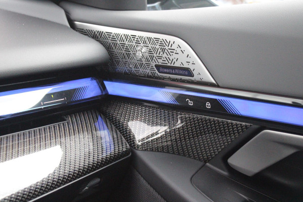 BMW 5 Serie 550e 490PK xDRIVE | ICONIC GLOW GRILL | PANORAMA DAK | MEESTURENDE ACHTERAS | STUUR VERWARMING | M SPORT PAKKET PRO | 20" LICHTMETALEN VELGEN | ZONNESCHERM ACHTERRUIT ELEKTRISCH | INTERIEURLIJSTEN M DONKERZILVER/CARBON FIBER | BOWERS & WILKINS AUDIO SYSTEM | DRIVING ASSISTANT PLUS | SHADOW LINE | INNOVATIE PAKKET | TRAVEL PAKKET | COMFORT PAKKET (AUTOMATISCHE AIRCONDITIONING 4 ZONES MET AUTOMATISCHE LUCHTCIRCULATIEFUNCTIE, STOELVERWARMING VOOR + ACHTER, STOELEN ELEKTRISCH VERSTELBAAR MET MEMORY, ACTIEVE STOELVENTILATIE VOOR) | BMW INDIVIDUAL LEER MERINO SILVERSTONE/ATL