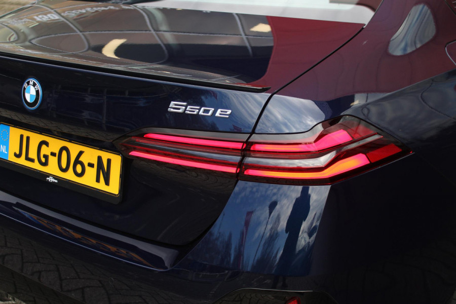 BMW 5 Serie 550e 490PK xDRIVE | ICONIC GLOW GRILL | PANORAMA DAK | MEESTURENDE ACHTERAS | STUUR VERWARMING | M SPORT PAKKET PRO | 20" LICHTMETALEN VELGEN | ZONNESCHERM ACHTERRUIT ELEKTRISCH | INTERIEURLIJSTEN M DONKERZILVER/CARBON FIBER | BOWERS & WILKINS AUDIO SYSTEM | DRIVING ASSISTANT PLUS | SHADOW LINE | INNOVATIE PAKKET | TRAVEL PAKKET | COMFORT PAKKET (AUTOMATISCHE AIRCONDITIONING 4 ZONES MET AUTOMATISCHE LUCHTCIRCULATIEFUNCTIE, STOELVERWARMING VOOR + ACHTER, STOELEN ELEKTRISCH VERSTELBAAR MET MEMORY, ACTIEVE STOELVENTILATIE VOOR) | BMW INDIVIDUAL LEER MERINO SILVERSTONE/ATL