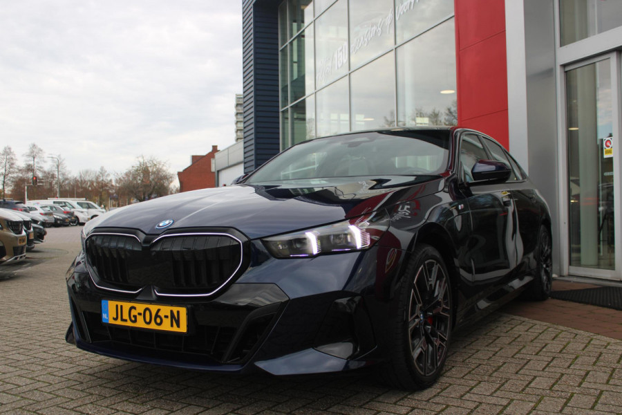 BMW 5 Serie 550e 490PK xDRIVE | ICONIC GLOW GRILL | PANORAMA DAK | MEESTURENDE ACHTERAS | STUUR VERWARMING | M SPORT PAKKET PRO | 20" LICHTMETALEN VELGEN | ZONNESCHERM ACHTERRUIT ELEKTRISCH | INTERIEURLIJSTEN M DONKERZILVER/CARBON FIBER | BOWERS & WILKINS AUDIO SYSTEM | DRIVING ASSISTANT PLUS | SHADOW LINE | INNOVATIE PAKKET | TRAVEL PAKKET | COMFORT PAKKET (AUTOMATISCHE AIRCONDITIONING 4 ZONES MET AUTOMATISCHE LUCHTCIRCULATIEFUNCTIE, STOELVERWARMING VOOR + ACHTER, STOELEN ELEKTRISCH VERSTELBAAR MET MEMORY, ACTIEVE STOELVENTILATIE VOOR) | BMW INDIVIDUAL LEER MERINO SILVERSTONE/ATL