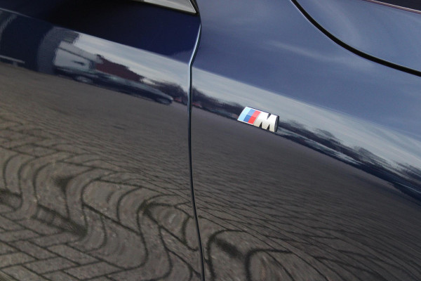 BMW 5 Serie 550e 490PK xDRIVE | ICONIC GLOW GRILL | PANORAMA DAK | MEESTURENDE ACHTERAS | STUUR VERWARMING | M SPORT PAKKET PRO | 20" LICHTMETALEN VELGEN | ZONNESCHERM ACHTERRUIT ELEKTRISCH | INTERIEURLIJSTEN M DONKERZILVER/CARBON FIBER | BOWERS & WILKINS AUDIO SYSTEM | DRIVING ASSISTANT PLUS | SHADOW LINE | INNOVATIE PAKKET | TRAVEL PAKKET | COMFORT PAKKET (AUTOMATISCHE AIRCONDITIONING 4 ZONES MET AUTOMATISCHE LUCHTCIRCULATIEFUNCTIE, STOELVERWARMING VOOR + ACHTER, STOELEN ELEKTRISCH VERSTELBAAR MET MEMORY, ACTIEVE STOELVENTILATIE VOOR) | BMW INDIVIDUAL LEER MERINO SILVERSTONE/ATL