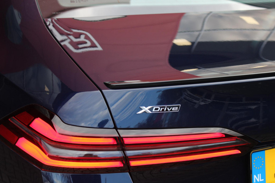 BMW 5 Serie 550e 490PK xDRIVE | ICONIC GLOW GRILL | PANORAMA DAK | MEESTURENDE ACHTERAS | STUUR VERWARMING | M SPORT PAKKET PRO | 20" LICHTMETALEN VELGEN | ZONNESCHERM ACHTERRUIT ELEKTRISCH | INTERIEURLIJSTEN M DONKERZILVER/CARBON FIBER | BOWERS & WILKINS AUDIO SYSTEM | DRIVING ASSISTANT PLUS | SHADOW LINE | INNOVATIE PAKKET | TRAVEL PAKKET | COMFORT PAKKET (AUTOMATISCHE AIRCONDITIONING 4 ZONES MET AUTOMATISCHE LUCHTCIRCULATIEFUNCTIE, STOELVERWARMING VOOR + ACHTER, STOELEN ELEKTRISCH VERSTELBAAR MET MEMORY, ACTIEVE STOELVENTILATIE VOOR) | BMW INDIVIDUAL LEER MERINO SILVERSTONE/ATL