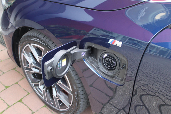 BMW 5 Serie 550e 490PK xDRIVE | ICONIC GLOW GRILL | PANORAMA DAK | MEESTURENDE ACHTERAS | STUUR VERWARMING | M SPORT PAKKET PRO | 20" LICHTMETALEN VELGEN | ZONNESCHERM ACHTERRUIT ELEKTRISCH | INTERIEURLIJSTEN M DONKERZILVER/CARBON FIBER | BOWERS & WILKINS AUDIO SYSTEM | DRIVING ASSISTANT PLUS | SHADOW LINE | INNOVATIE PAKKET | TRAVEL PAKKET | COMFORT PAKKET (AUTOMATISCHE AIRCONDITIONING 4 ZONES MET AUTOMATISCHE LUCHTCIRCULATIEFUNCTIE, STOELVERWARMING VOOR + ACHTER, STOELEN ELEKTRISCH VERSTELBAAR MET MEMORY, ACTIEVE STOELVENTILATIE VOOR) | BMW INDIVIDUAL LEER MERINO SILVERSTONE/ATL