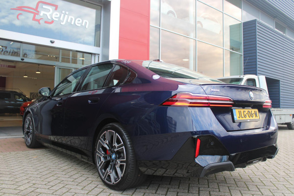 BMW 5 Serie 550e 490PK xDRIVE | ICONIC GLOW GRILL | PANORAMA DAK | MEESTURENDE ACHTERAS | STUUR VERWARMING | M SPORT PAKKET PRO | 20" LICHTMETALEN VELGEN | ZONNESCHERM ACHTERRUIT ELEKTRISCH | INTERIEURLIJSTEN M DONKERZILVER/CARBON FIBER | BOWERS & WILKINS AUDIO SYSTEM | DRIVING ASSISTANT PLUS | SHADOW LINE | INNOVATIE PAKKET | TRAVEL PAKKET | COMFORT PAKKET (AUTOMATISCHE AIRCONDITIONING 4 ZONES MET AUTOMATISCHE LUCHTCIRCULATIEFUNCTIE, STOELVERWARMING VOOR + ACHTER, STOELEN ELEKTRISCH VERSTELBAAR MET MEMORY, ACTIEVE STOELVENTILATIE VOOR) | BMW INDIVIDUAL LEER MERINO SILVERSTONE/ATL