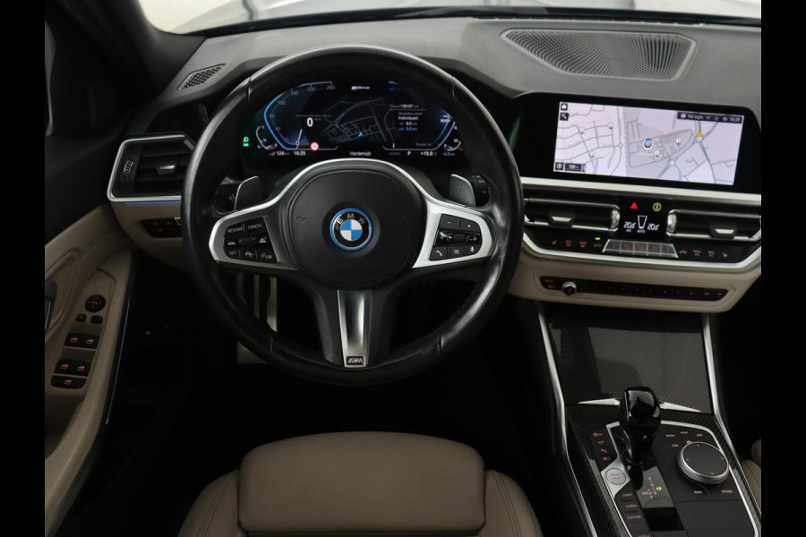 BMW 3-serie 320e M Sport | Adaptive cruise | Leder | Trekhaak | Stoelverwarming | 360 Camera | Laserlicht | Carplay | Sfeerverlichting | Live Cockpit | Keyless | Sportstoelen | DAB | Navigatie | PHEV | Plug In