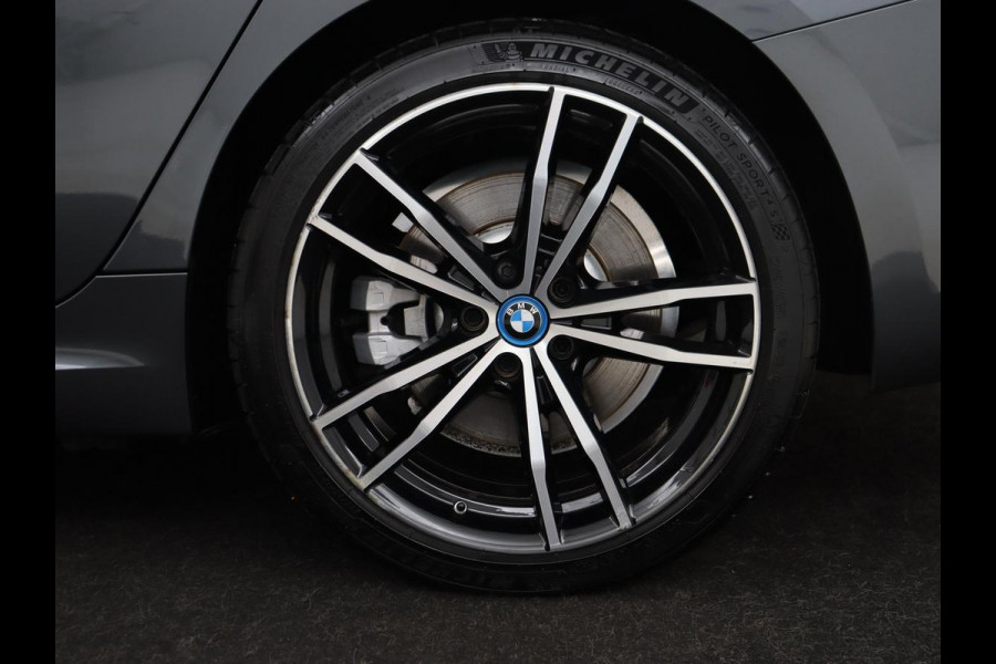 BMW 3-serie 320e M Sport | Adaptive cruise | Leder | Trekhaak | Stoelverwarming | 360 Camera | Laserlicht | Carplay | Sfeerverlichting | Live Cockpit | Keyless | Sportstoelen | DAB | Navigatie | PHEV | Plug In