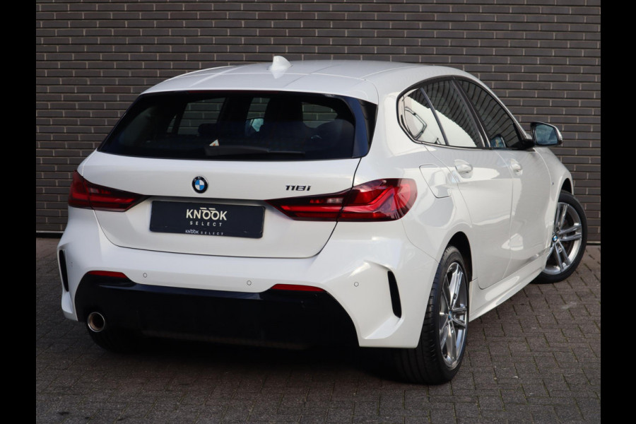 BMW 1-serie 118i Executive M Sport Pakket Automaat / Live Cockpit Professional / 17 Inch / LED / Achteruitrijcamera / Cruise Control / Shadow Line / Parkeersensoren / Lichtpakket
