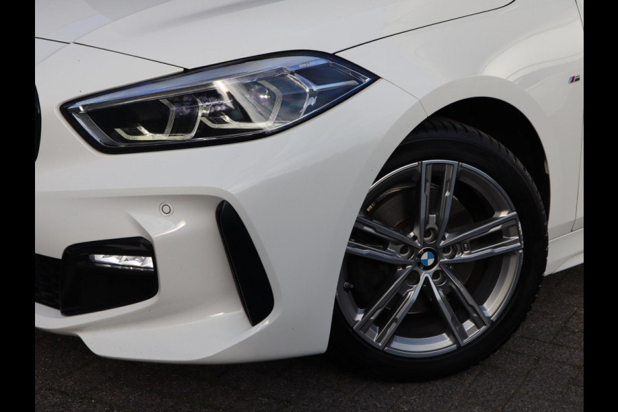 BMW 1-serie 118i Executive M Sport Pakket Automaat / Live Cockpit Professional / 17 Inch / LED / Achteruitrijcamera / Cruise Control / Shadow Line / Parkeersensoren / Lichtpakket