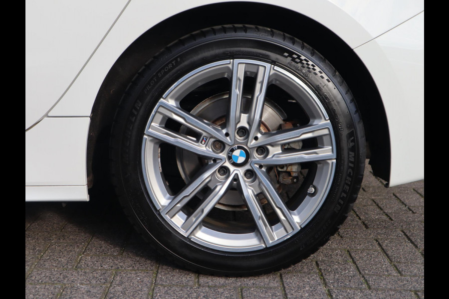 BMW 1-serie 118i Executive M Sport Pakket Automaat / Live Cockpit Professional / 17 Inch / LED / Achteruitrijcamera / Cruise Control / Shadow Line / Parkeersensoren / Lichtpakket
