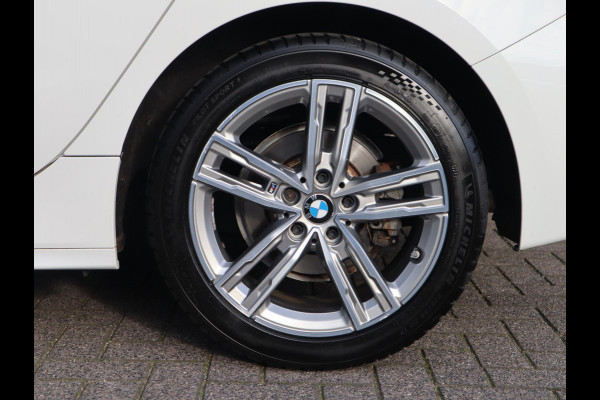 BMW 1-serie 118i Executive M Sport Pakket Automaat / Live Cockpit Professional / 17 Inch / LED / Achteruitrijcamera / Cruise Control / Shadow Line / Parkeersensoren / Lichtpakket